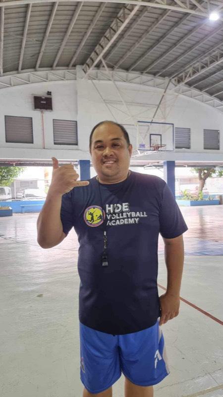 An HDE coach giving a thumbs up in the gym