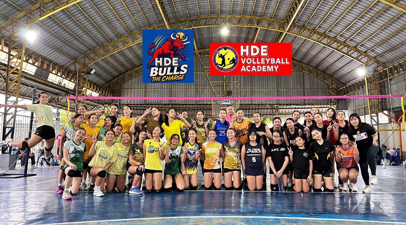 A full court of players and coaches under the HDE Bulls and HDE Volleyball Academy banners